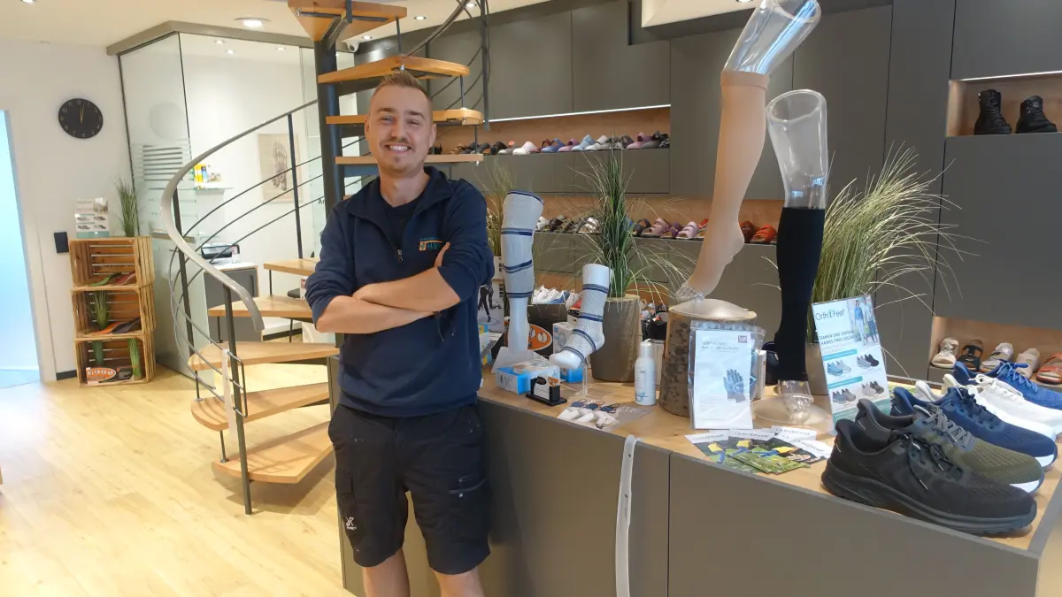 Orthopädieschuhmachermeister Henrik Häffner ist vollauf zufrieden. Bei seinem Handwerk ist jeder Schuh praktisch eine Einzelanfertigung, die den Kunden Mobilität und Lebensqualität wiedergibt.