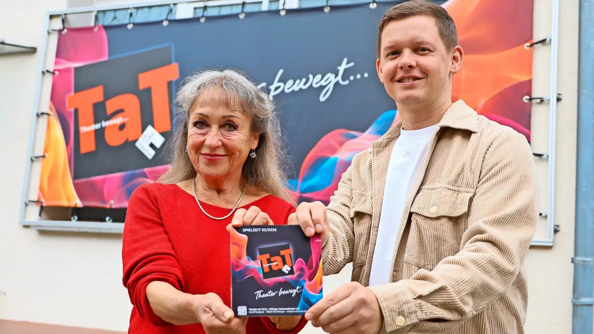 Verena Müller Möck ist die künstlerische Leiterin des Theaters am Turm, Leslie Ade der Vorsitzende. Zusammen präsentieren sie die neue Spielzeit bis Ende 2026.