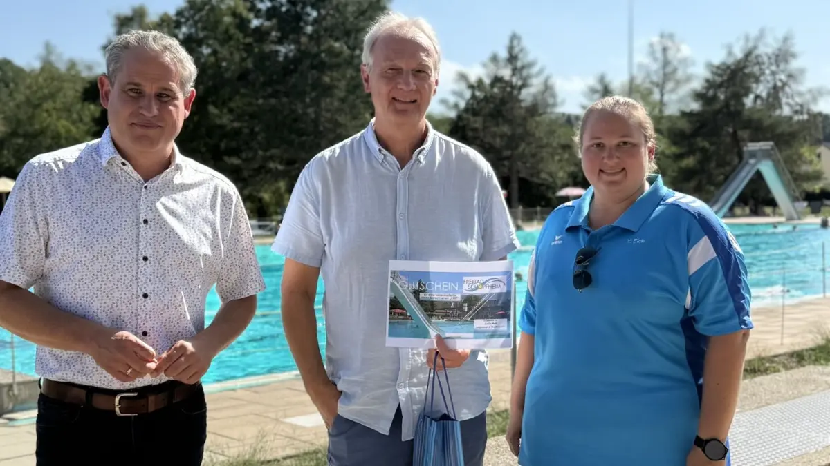 Herr Pfaff (Mitte) aus Hausen ist Stammgast im Schopfheimer Bad und würde von Bürgermeister Dirk Harscher und Schwimmmeisterin Yvonne Reich als 75.000. Besucher begrüßt.