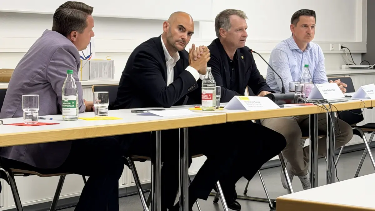 Manuel Hailfinger,Danyal Bayaz, Günther-Martin Pauli und Roman Waizenegger beim Austausch mit Vertretern der Kommunen