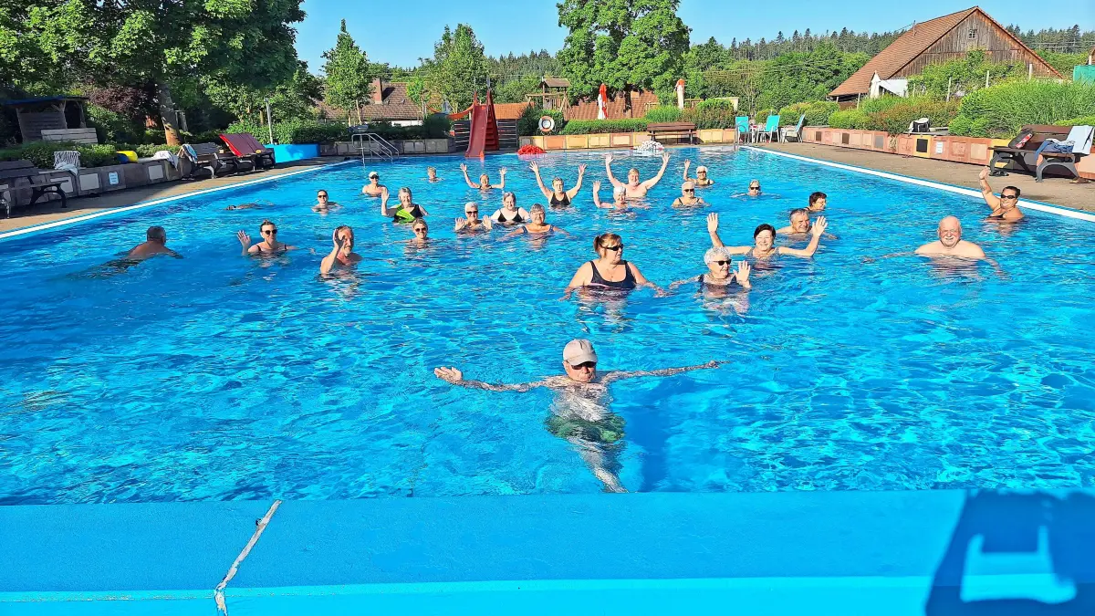 Die Frühschwimmerinnen und Frühschwimmer gelten im kleinen, aber feinen Wolterdinger Freibad als eine große Schwimmbadfamilie.