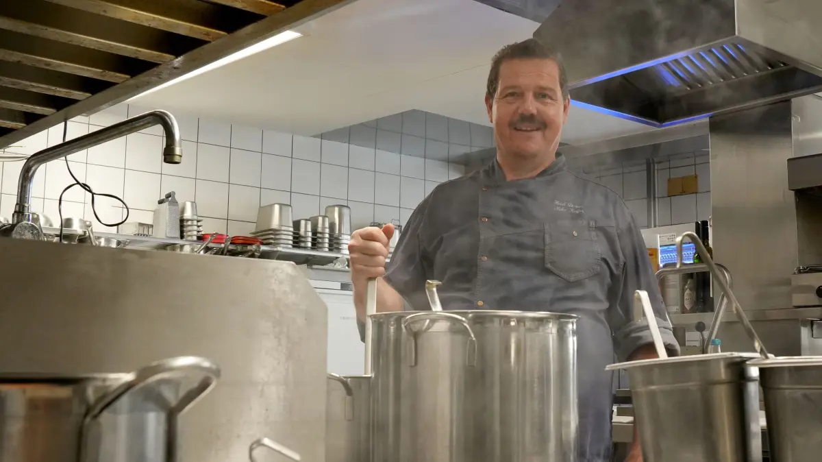 Mike Kiefer in der Küche des „Löwen“