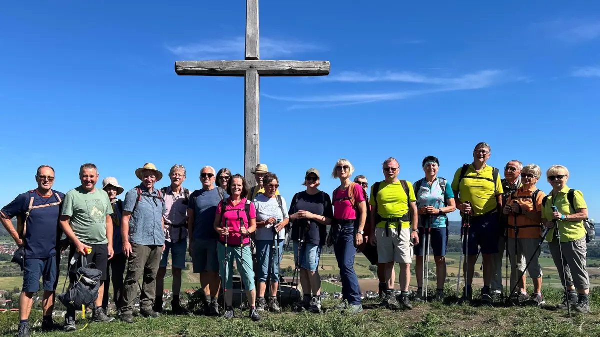 Herrliche Aussicht am Gipfelkreuz vom Lederbol für die Wander- und Naturschutzfreunde aus Epfendorf im Spätsommer 2026.