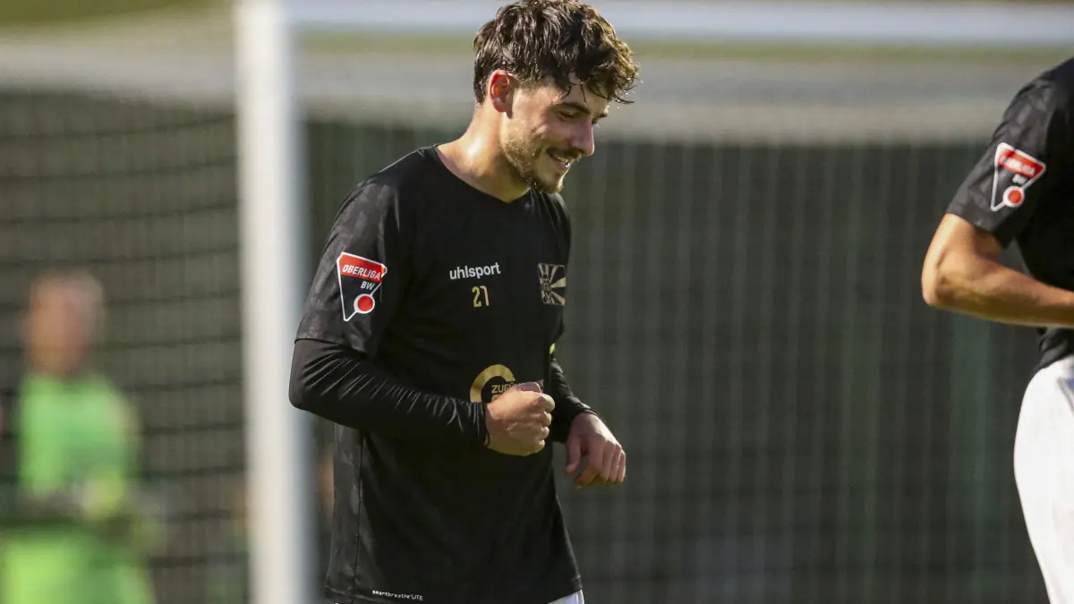 75. Minute: Angelo Rinaldi bejubelt den 1:0-Siegtreffer des FC 08 Villingen gegen den FC Holzhausen.