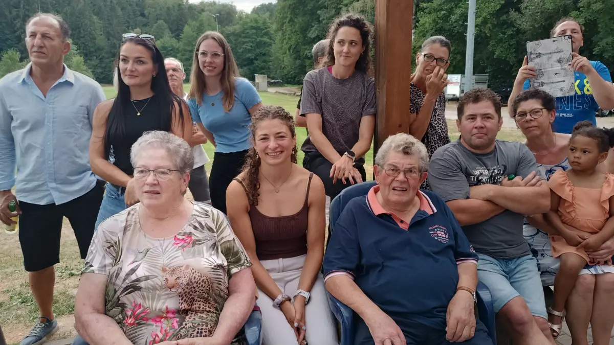 Für Elena Brugger (voreder reihe, Zweite von links) richteten Freunnde, Verwandte und Kollegen ein Abschiedsfest aus.