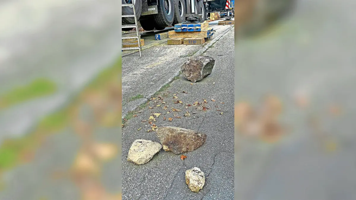Felsbrocken lagen vor einigen Tagen auf der Straße.