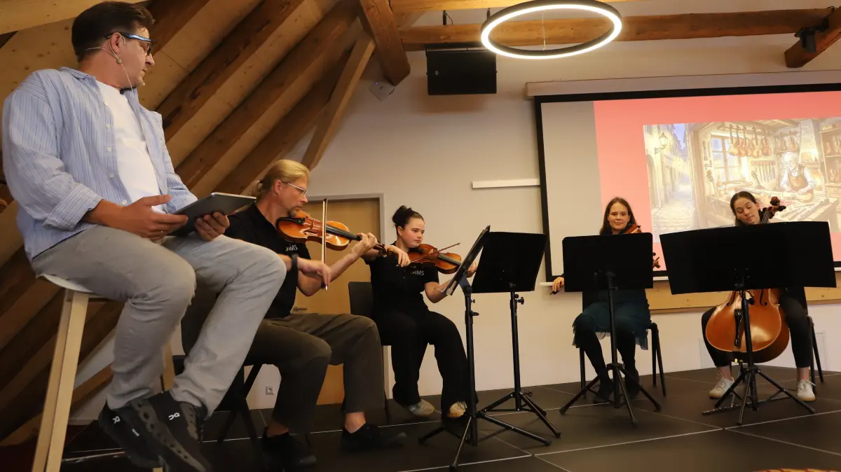 Die Akteure (von links) Karsten Dönneweg mit dem Streichquartett der Jugendmusikschule Daniel Bachmann, Annalena Bachmann (beide Geige), Caroline Osiak, Bratsche sowie Sarah Zucker mit dem Cello