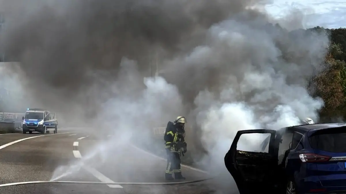 Die Feuerwehr konnte das brennende Auto löschen.