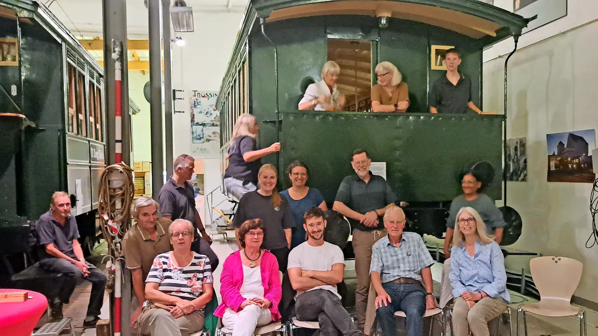 Gäste und Gastgeber inmitten der Trossinger Museumsfahrzeuge. Es ging um die Zukunft der historischen Trossinger Eisenbahn.