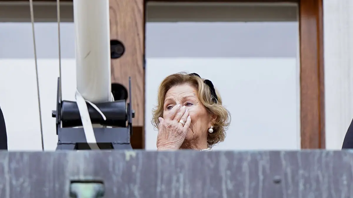 Ein besonders bewegender Moment auf dem Schlossbalkon: Königin Sonja kämpft mit den Tränen, während sie gemeinsam mit ihrer Familie den Menschen vor dem Palast begegnet.