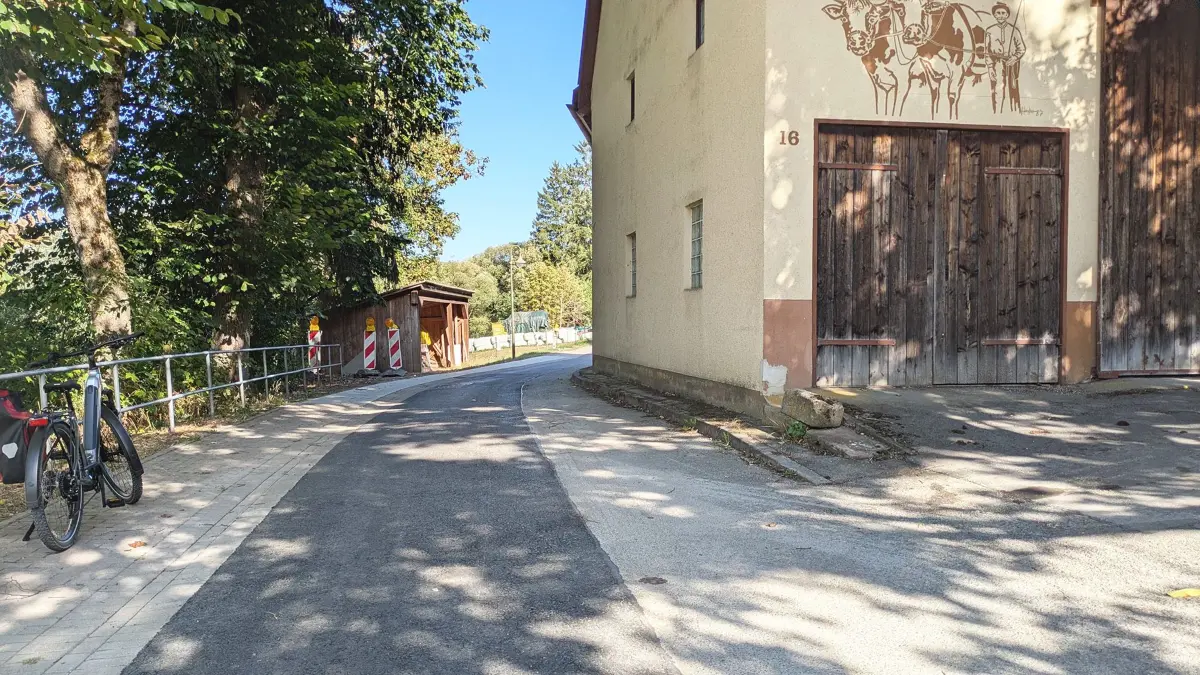 Flözlingens Ortsvorsteher Thomas Bausch freut sich über die erfolgte Fahrbahnsanierung auf einem kleinen Abschnitt im Winkel.
