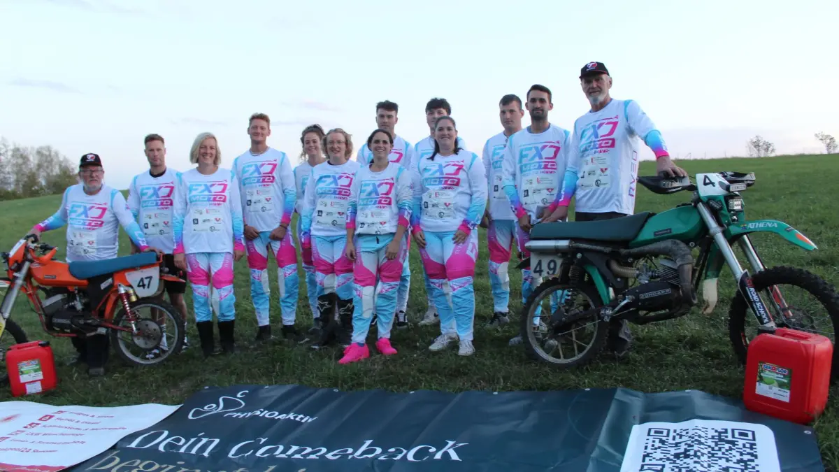 Die Dauchinger „Rennschnecken“ und die „jungen und alten Hasen“ fiebern schon dem Start zum 17¾-Stunden-Mofarennen in Fischbach entgegen. In voller Rennmontur stellten sie sich zu einem Gruppenfoto vor ihrem Trainingsgelände auf, flankiert von den beiden Schraubern Siegfried Schleicher (links) und Hansi Stör (rechts). An den Start gehen (von links) Sören Rall, Carina Laufer, Manuel Reichle, Elisa Schmitz, Anja Schleicher, Marwin Meck, Eric Buhl, Rafaele Schmitz, André Ettwein und Dominik Schmitz.