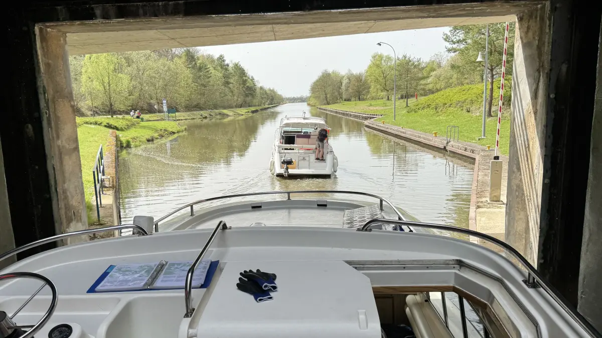Bei der höchsten Schleuse in Frankreich öffnet sich in 16 Metern Tiefe wieder das Schleusentor und die Fahrt kann weitergehen.