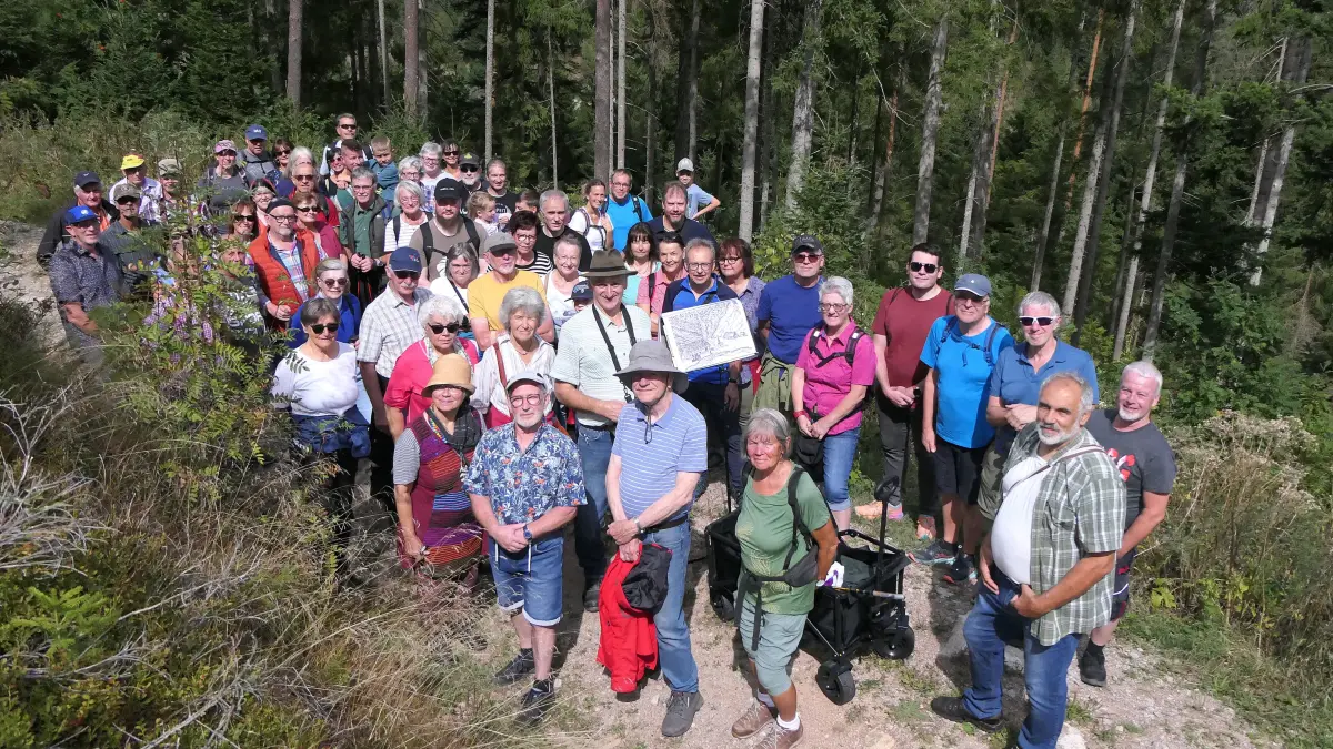 Etwa 70 Gäste folgten Thomas Demattio (Bildmitte mit Landkarte) bei seiner Wanderung zum Krumpenschloss.