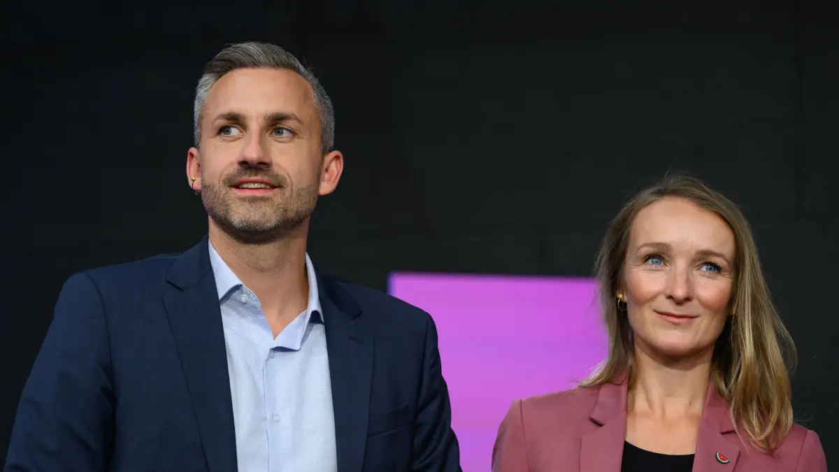 Rüstungsaussagen von AfD-Politiker sorgen für Empörung: ARCHIV - 02.09.2026, Sachsen-Anhalt, Halle (Saale): Ulrich Siegmund (AfD) und Claudia Wittig (BSW) bei der Wahlarena von Radio Brocken, RTL und ntv mit den Spitzenkandidaten zur Landtagswahl. Aussagen von AfD-Mann Siegmund sorgen auch bei der stellvertretenden BSW-Fraktionschefin Claudia Wittig für Irritationen. (zu dpa: «Rüstungsaussage: AfD-Spitzenmann Siegmund sorgt für Empörung») Foto: Hendrik Schmidt/dpa +++ dpa-Bildfunk +++