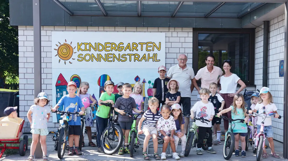 Die Kinder freuen sich. Endlich ist bei Regenwetter nicht mehr alles nass.