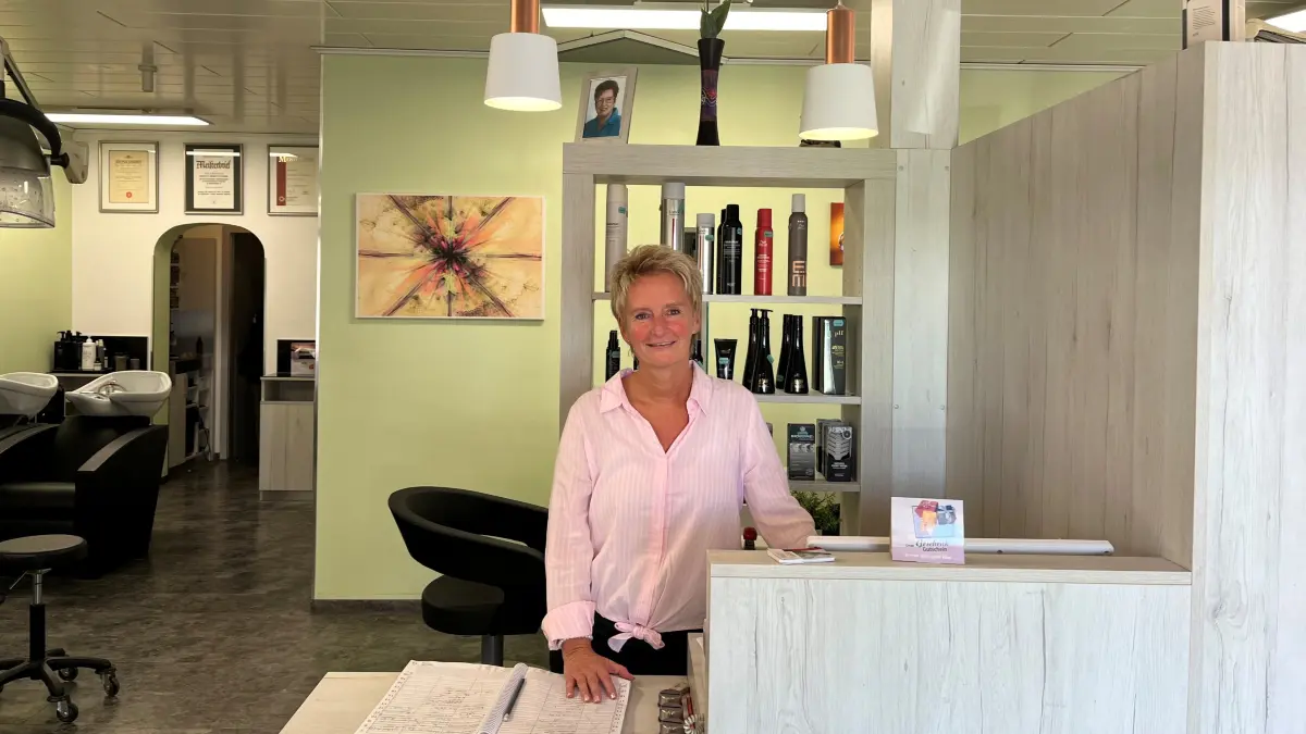 Ines Dey, Eutinger Friseurmeisterin, hat ihren Salon in der Eutinger Hauptstraße vor 26 Jahren übernommen. Sie kennt den aktuellen Locken-Trend.