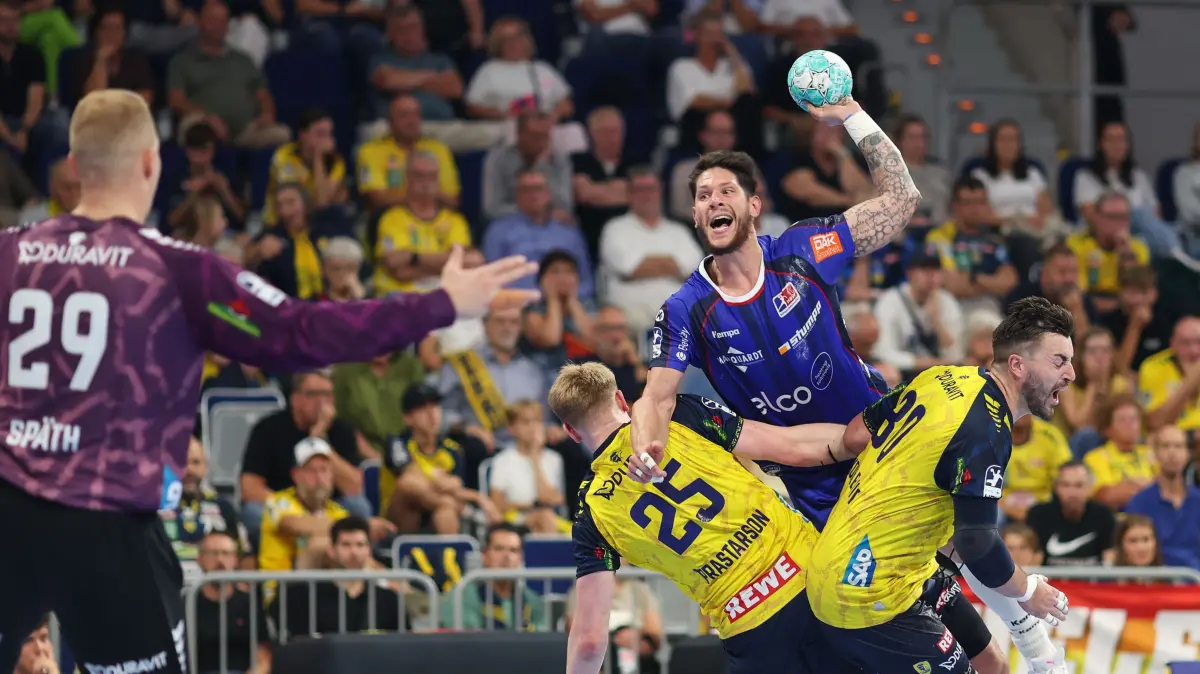 Rhein-Neckar Loewen vs. HBW Balingen-Weilstetten, Handball, Bundesliga, 4. Spieltag, 2026/2027, 11.09.2026: Am Ball Csaba Leimeter (HBW Balingen-Weilstetten, #55) im Zweikampf mit Haukur Thrastarson (Rhein-Neckar Loewen, #25) und Jannik Kohlbacher (Rhein-Neckar Loewen, #80) im Tor David Spaeth (Rhein-Neckar Loewen, Torwart #29),
Rhein-Neckar Loewen vs. HBW Balingen-Weilstetten, Handball, Bundesliga, 4. Spieltag, 2026/2027, 11.09.2026,
Foto: Eibner-Pressefoto/Jan Prihoda