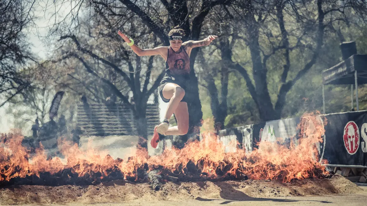 Nichts für schwache Nerven: Beim "Spartan Race" in München müssen die Teilnehmenden, wie hier Celina Wahr, sogar über Feuer springen. Beim Muddy Älbler in Straßberg geht es da schon feuchter zu.