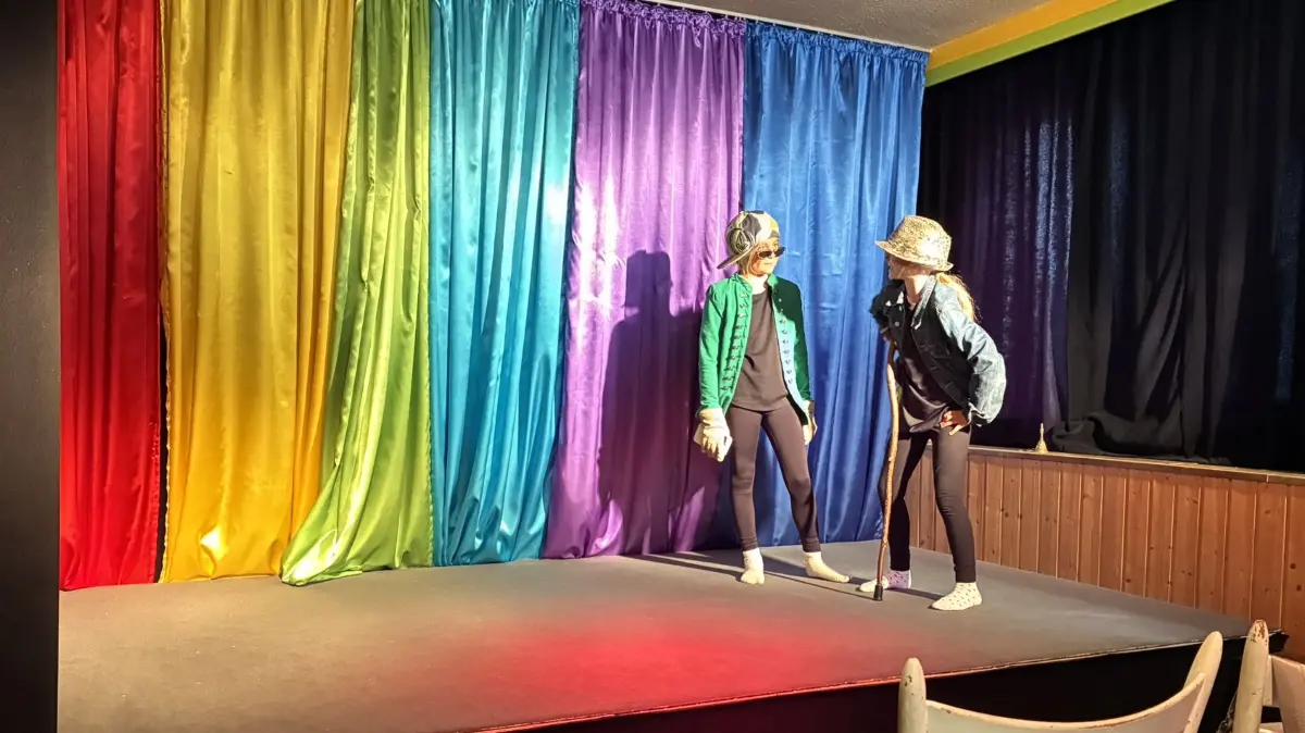 Kinder spielen Theater