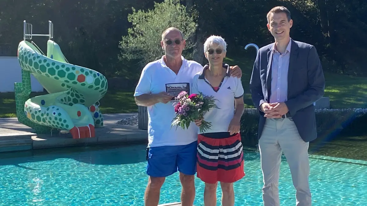 Bürgermeister Wörpel bedankt sich bei Carmen und Enrico Faustmann für ihren Einsatz während der Badesaison 2026. V.l.n.r.: Enrico und Carmen Faustmann und Bürgermeister Christian Wörpel