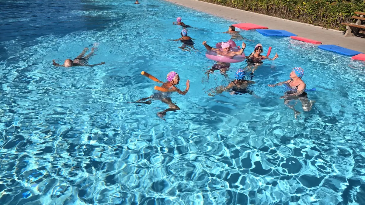 Am Sonntag ging es wie traditionell zum Saison-Abschluss bei den Stammschwimmern darum, mit der originellsten Badekappe und dem kindischsten Geplantsche zu punkten. Danach folgte dann ein Saison-Abschluss-Gläslein und ein großes Saison-Abschluß-Buffet am Kiosk.