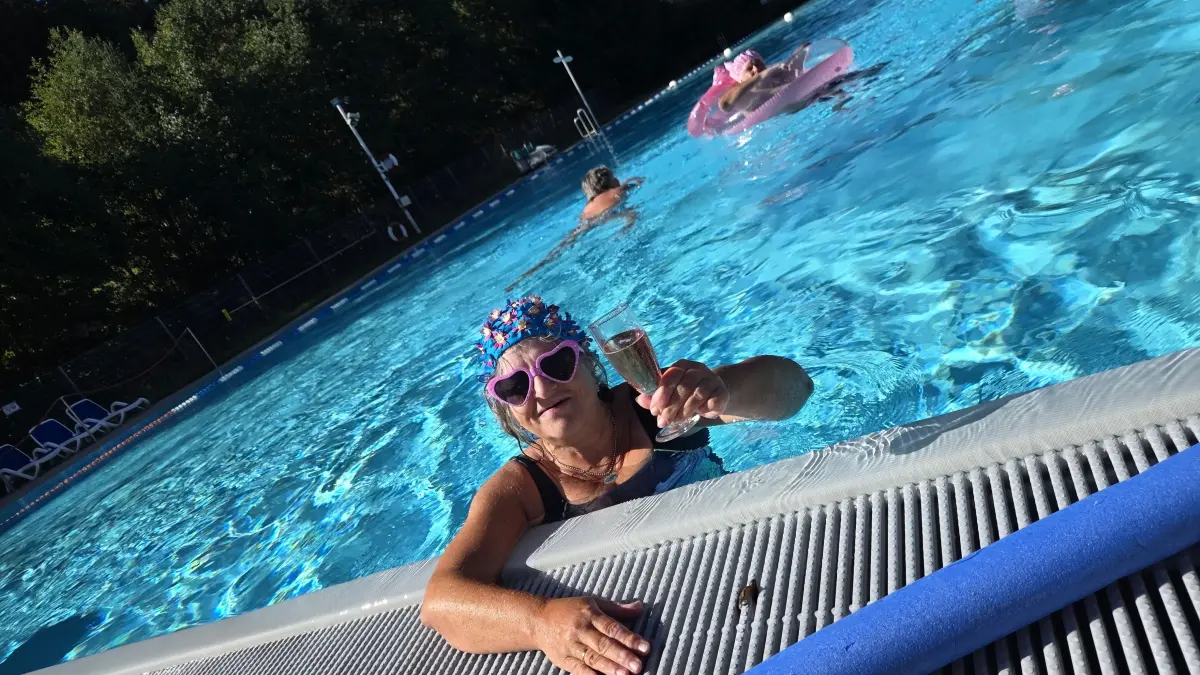 Am Sonntag ging es wie traditionell zum Saison-Abschluss bei den Stammschwimmern darum, mit der originellsten Badekappe und dem kindischsten Geplantsche zu punkten. Danach folgte dann ein Saison-Abschluss-Gläslein und ein großes Saison-Abschluß-Buffet am Kiosk.