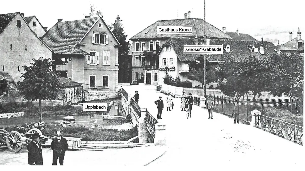 Diese Postkarte von 1901 wurde aus Anlass des Brückenneubaus über die Kander und den Lippisbach herausgegeben. In dem vorderen Gebäude auf der rechten Seite war die Milchsammelstelle, die „Gnossi“, untergebracht.