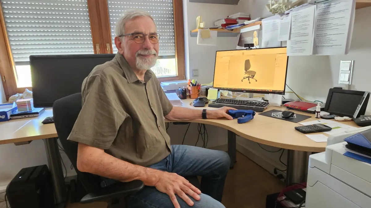 Franz Ehrenleitner auf einem seiner Bürostühle mit der "MovWing"-Gehkinematik