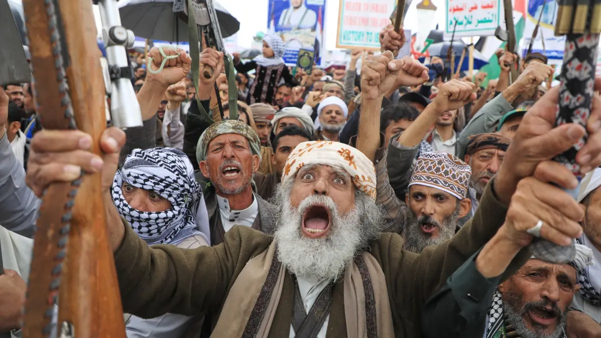 Iran-Krieg - Jemen: ARCHIV - 13.03.2026, Jemen, Sanaa: Huthi-Anhänger rufen während einer Kundgebung gegen den amerikanisch-israelischen Krieg im Iran Slogans. (zu dpa: «Huthi-Rebellen greifen nach wichtiger Meerenge Bab al-Mandab») Foto: Osamah Abdulrahman/AP/dpa +++ dpa-Bildfunk +++