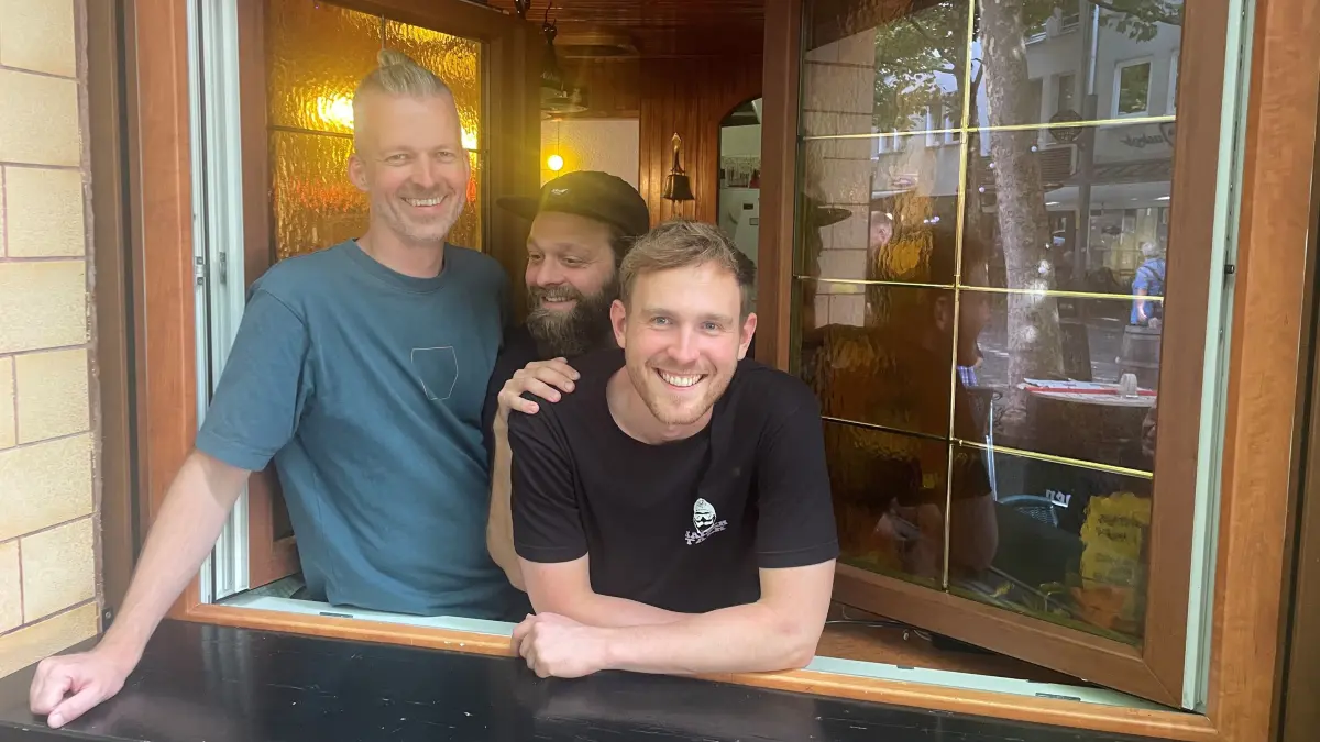 Idealisten gesucht: Daniel Sieben, Niklas Schmedding und Niklas Fiebach (l-r) schauen aus einem Fenster der Mainzer Kneipe «Zum Bierstübchen». Sieben und Fiebach haben sie vor einiger Zeit übernommen.
