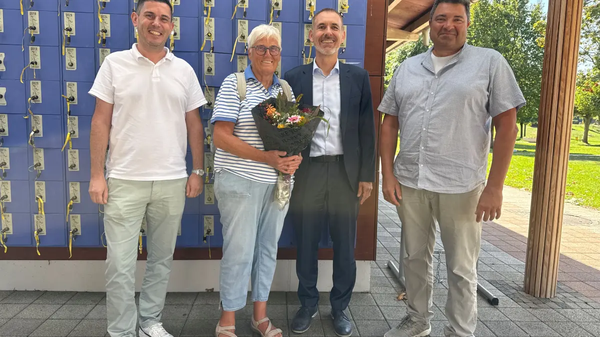 Klaus Schallenberger, die geehrte Besucherin Angelika Biersack, Oberbürgermeister Jörg Lutz und Bäderleiter Sergej Gvozdev (von links) im Parkschwimmbad