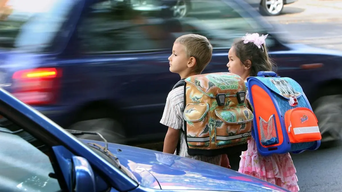 Der Straßenverkehr birgt für Kinder viele Gefahren.