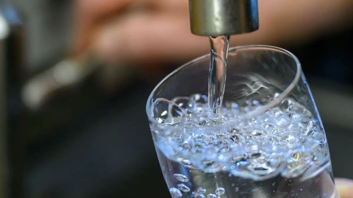 Keime im Trinkwasser: ARCHIV - 24.07.2025, Sachsen, Chemnitz: Trinkwasser läuft in einer Küche in ein Glas. (zu dpa: «Märkisch-Oderland: Orte müssen weiter Wasser abkochen») Foto: Hendrik Schmidt/dpa +++ dpa-Bildfunk +++