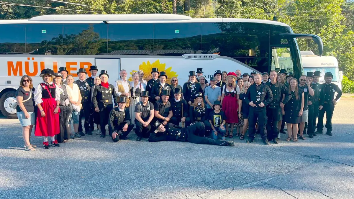 Die Gruppe am Müller Bus