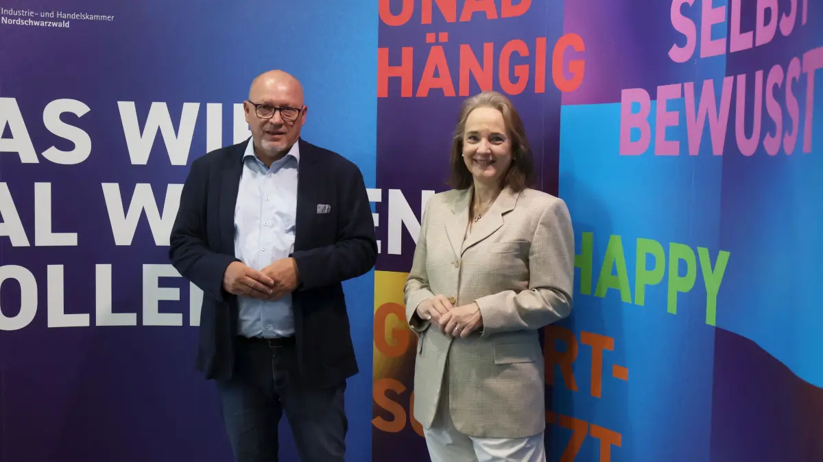 Günther Brecht, Leiter Ausbildung bei der IHK Nordschwarzwald, und die IHK-Hauptgeschäftsführerin Tanja Traub freuen sich, dass es im Nordschwarzwald mehr Ausbildungsverträge als im Vorjahr gibt – entgegen dem allgemeinen Landestrend.