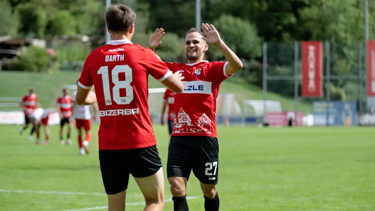 TSG Backnang vs. TSG Balingen, Fussball, Oberliga Baden Wuerttemberg, 7. Spieltag, Saison 2026/2027, 12.09.2026,: Florian Barth (TSG Balingen, #18), hat das Tor zum 1:1 Ausglerich erzielen, Christian Derflinger, (TSG Balingen, #27), kommt zum Gratulieren,
TSG Backnang vs. TSG Balingen, Fussball, Oberliga Baden Wuerttemberg, 7. Spieltag, Saison 2026/2027, 12.09.2026,
Eibner-Pressefoto/Andreas Ulmer