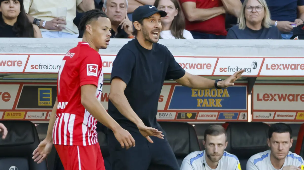 Deutschland, Fussball, 1. Bundesliga, 3.Spieltag, 2026/2027, SC Freiburg vs. Borussia Mönchengladbach, 12.09.2026: Derry Scherhant SC Freiburg, 07 und Julian Schuster SC Freiburg, Trainer , Deutschland, Fussball, 1. Bundesliga, 3.Spieltag, 2026/2027, SC Freiburg vs. Borussia Mönchengladbach, 12.09.2026, Freiburg im Breisgau Europa-Park Stadion Deutschland *** Derry Scherhant, SC Freiburg, No. 7, and Julian Schuster, SC Freiburg, Coach, Germany, Soccer, Bundesliga 1, Matchday 3, 20262027, SC Freiburg vs. Borussia Mönchengladbach, September 12, 2026, Freiburg im Breisgau, Europa-Park Stadium, Germany Copyright: xGrantxHubbsx