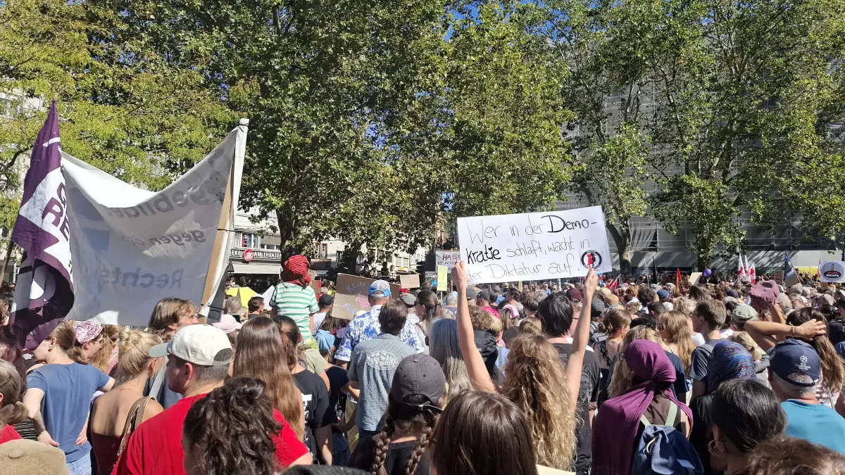 In Freiburg haben rund 7500 Menschen gegen Rechtsextremismus demonstriert.