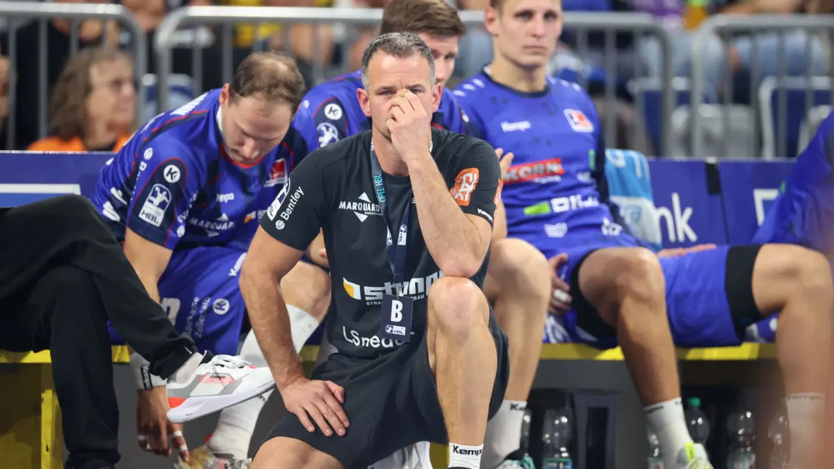 Rhein-Neckar Loewen vs. HBW Balingen-Weilstetten, Handball, Bundesliga, 4. Spieltag, 2026/2027, 11.09.2026: Matthias Flohr (HBW Balingen-Weilstetten, Chef-Trainer) niedergeschlagen,
Rhein-Neckar Loewen vs. HBW Balingen-Weilstetten, Handball, Bundesliga, 4. Spieltag, 2026/2027, 11.09.2026,
Foto: Eibner-Pressefoto/Jan Prihoda