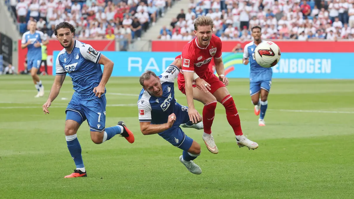 Fußball TSG 1899 Hoffenheim vs. VfB Stuttgart : BAU // Sinsheim , Fußball Bundesliga TSG 1899 Hoffenheim vs. VfB Stuttgart , von links: Leon Avdullahu ( Hoff ) 7 Vladimir Coufal ( Hoff ) / Maximilian Mittelstädt ( VfB )