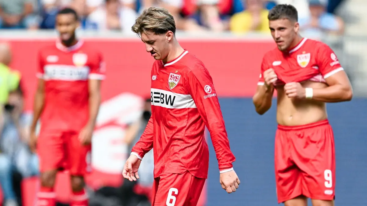 1899 Hoffenheim - VfB Stuttgart: 12.09.2026, Baden-Württemberg, Sinsheim: Fußball, Männer: Bundesliga, TSG 1899 Hoffenheim - VfB Stuttgart, 3. Spieltag, SNP Arena. Angelo Stiller (M, VfB Stuttgart) verlässt das Spielfeld bei seiner verletzungsbedingten Auswechslung. Foto: Uwe Anspach/dpa - WICHTIGER HINWEIS: Gemäß den Vorgaben der Bundesliga bzw. des DFB Deutscher Fußball-Bund ist es untersagt, in dem Stadion und/oder vom Spiel angefertigte Fotoaufnahmen in Form von Sequenzbildern und/oder videoähnlichen Fotostrecken zu verwerten bzw. verwerten zu lassen. +++ dpa-Bildfunk +++