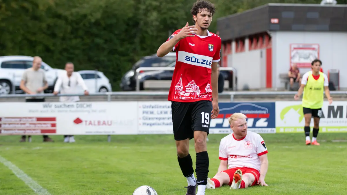 TSG Backnang vs. TSG Balingen, Fussball, Oberliga Baden Wuerttemberg, 7. Spieltag, Saison 2026/2027, 12.09.2026,: Noel Feher, (TSG Balingen, #19), hat etwas unsanft nachgeholfen, Max Stumm (TSG Backnang, #07) am Boden,
TSG Backnang vs. TSG Balingen, Fussball, Oberliga Baden Wuerttemberg, 7. Spieltag, Saison 2026/2027, 12.09.2026,
Eibner-Pressefoto/Andreas Ulmer