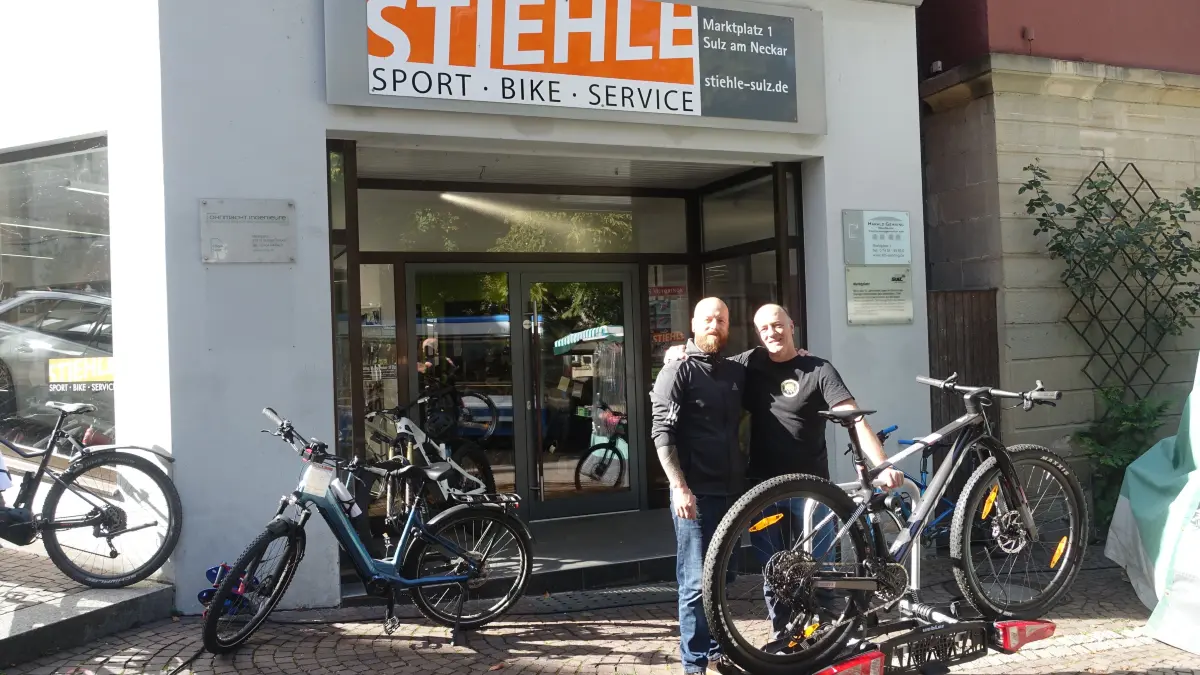 Toni Birkic und Ludwig Stiehle haben dank des zentral am Marktplatz gelegenen Fahrradgeschäfts immer alle Hände voll zu tun. Auf die Sommersaison blicken sie positiv zurück.