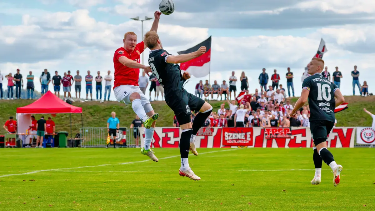 Kopfballduell: Leander Vochatzer (links, FC Holzhausen) und Willie Till Sauerborn (SSV Reutlingen).