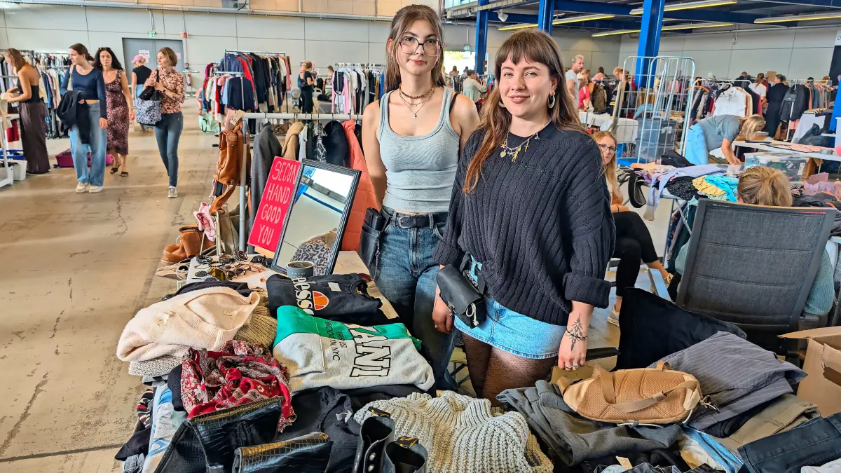 Der Mädelsflohmarkt in Schwenningen ist eine tolle Sache, stellten am Samstag Merle Manger (von links) und Sonsee Wahl fest, die Secondhandkleidung an die Frau brachten.