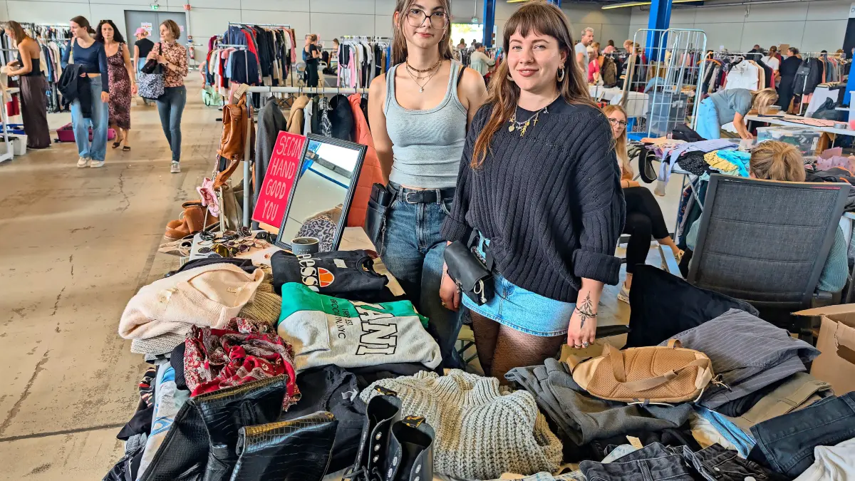 Der Mädelsflohmarkt in Schwenningen ist eine tolle Sache, stellten am Samstag Merle Manger (von links) und Sonsee Wahl fest, die Secondhandkleidung an die Frau brachten.