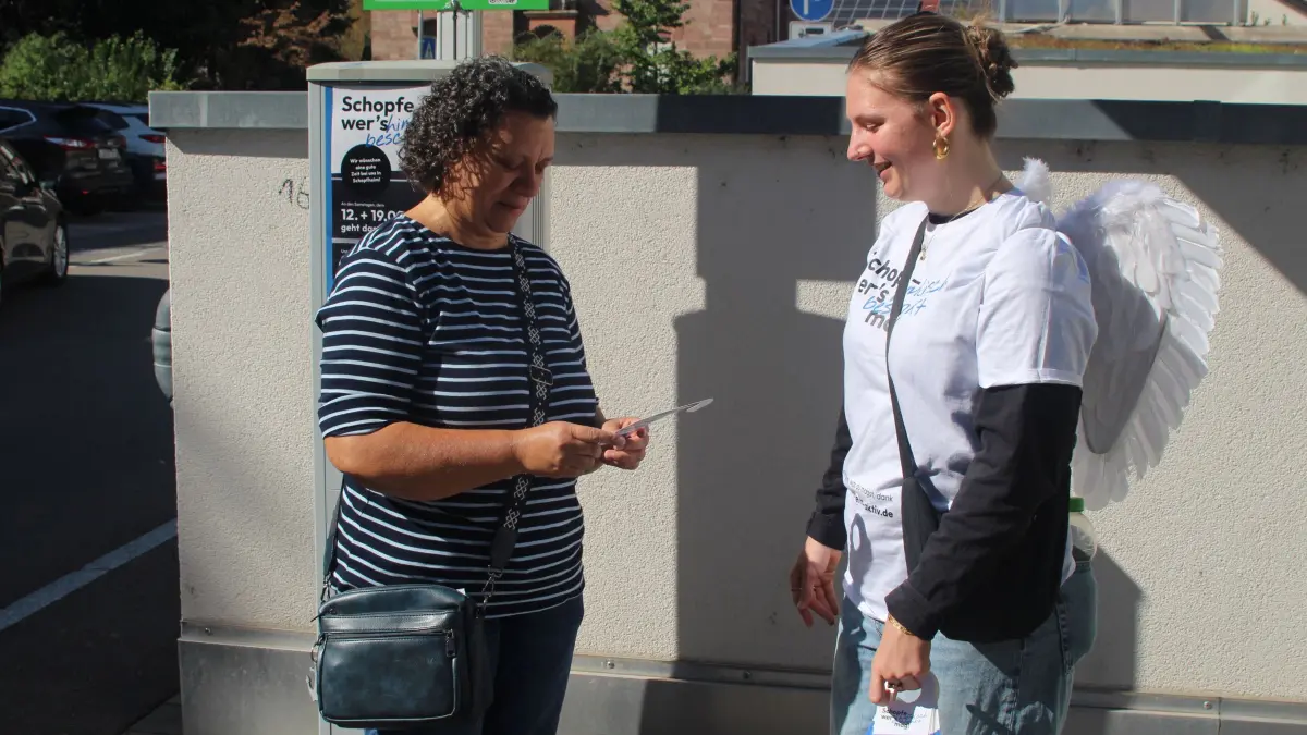 Parkengel Hannah Kern (rechts) im Gespräch mit einer Enkensteinerin, die samstags regelmäßig in die Innenstadt fährt.