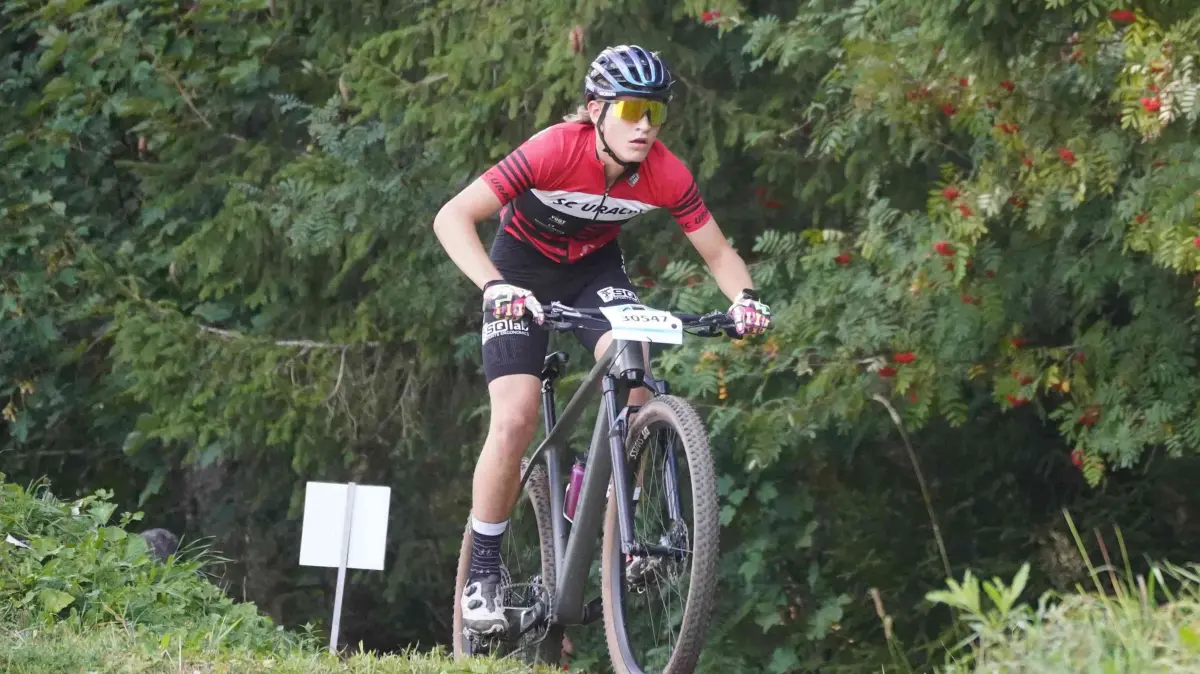 Noch an der Spitze bei diesem Rennen der U15 ist hier Nils Bettinger vom Skiclub Urach. Am Ende lag er auf dem zweiten Platz hinter seinem Vereinskollegen Andris Vinzent mit nur 1,7 Sekunden Rückstand.