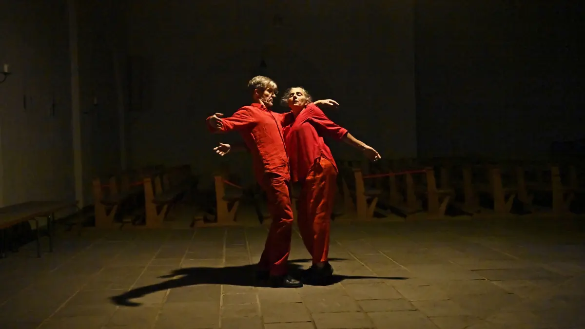 Daniela Graça und Roland Schankula tanzen am Freitag, 18. September, in der Kirche St. Marien in einer Choreografie zu einem großen Klavierwerk von Johann Sebastian Bach.
